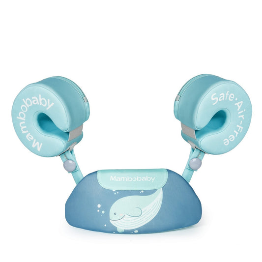 De lichtblauwe Mambobaby™ Air-Free oefen zwemset voor kinderen van 3-8 jaar. Dit luxe zwemvest met afneembare armbanden is 100% onzinkbaar dankzij de Pearl-Foam™ technologie en helpt bij de veilige overgang naar zelfstandig zwemmen.