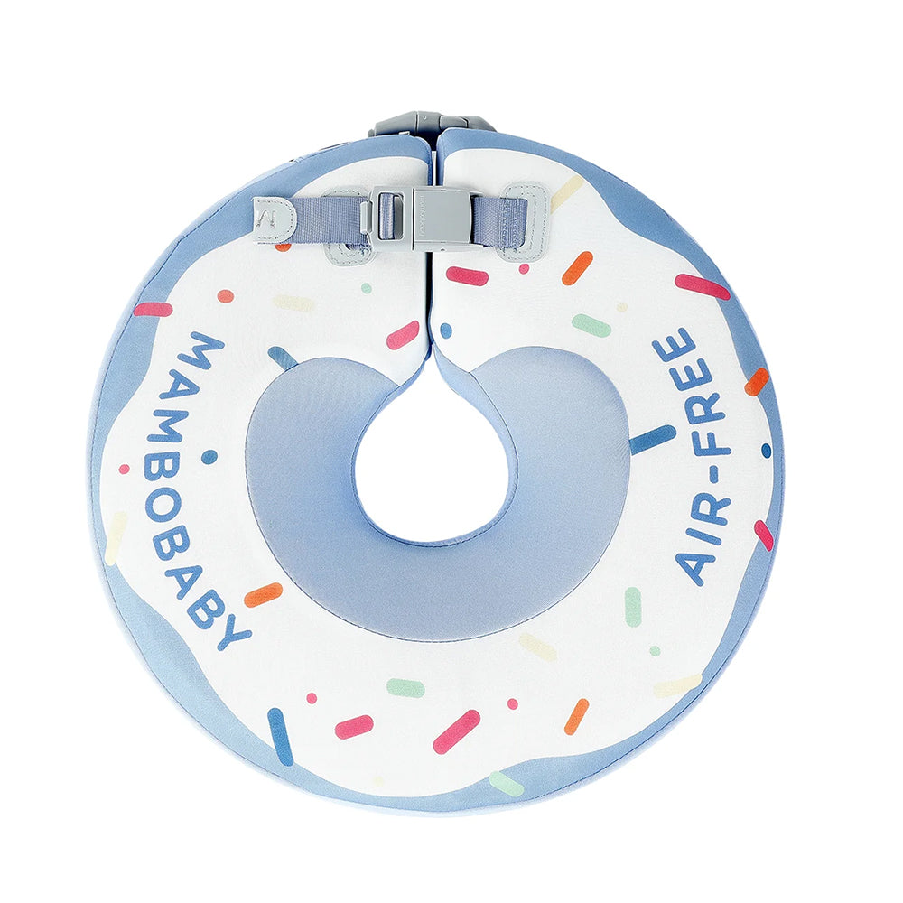 De blauwe Mambobaby™ Donut nek zwemband voor baby's van 0 tot 12 maanden. Deze veilige, niet-opblaasbare baby float met Pearl-Foam™ kern is onzinkbaar en biedt ergonomische ondersteuning tijdens het zwemmen.
