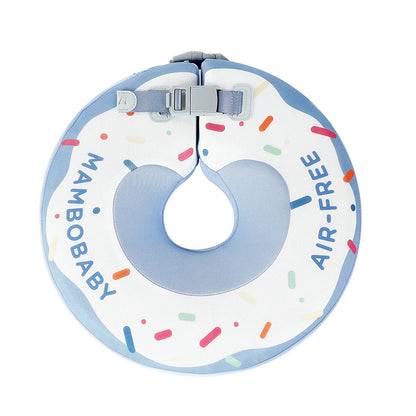 De blauwe Mambobaby™ Donut nek zwemband voor baby's van 0 tot 12 maanden. Deze veilige, niet-opblaasbare baby float met Pearl-Foam™ kern is onzinkbaar en biedt ergonomische ondersteuning tijdens het zwemmen.