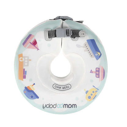 De groene Mambobaby™ Donut nek zwemband met een vrolijk patroon van bootjes. Deze niet-opblaasbare baby float voor 0-12 maanden (tot 12 kg) is onzinkbaar en biedt veilige ondersteuning tijdens het badderen of zwemmen.