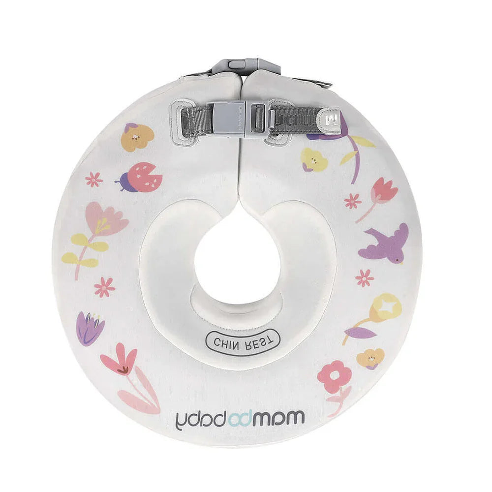 De witte Mambobaby™ Donut nek zwemband met een elegant floral bloemenpatroon. Deze stijlvolle, niet-opblaasbare baby float voor 0-12 maanden biedt maximale veiligheid en comfort dankzij de onzinkbare Pearl-Foam™ kern.
