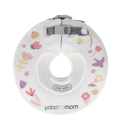 De witte Mambobaby™ Donut nek zwemband met een elegant floral bloemenpatroon. Deze stijlvolle, niet-opblaasbare baby float voor 0-12 maanden biedt maximale veiligheid en comfort dankzij de onzinkbare Pearl-Foam™ kern.
