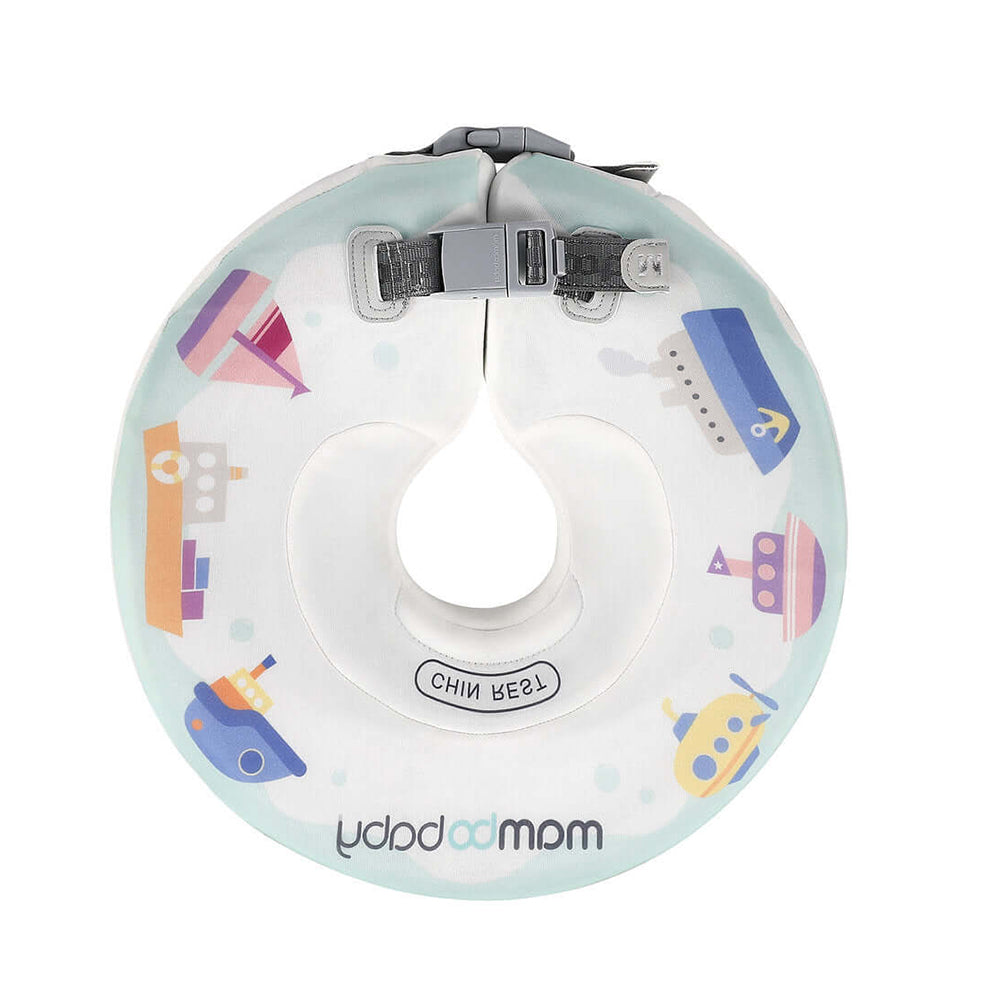 De witte Mambobaby™ Luxe nek zwemband met een vrolijk blauw bootjes-patroon. Deze niet-opblaasbare baby float voor 0-12 maanden is 100% onzinkbaar dankzij de Pearl-Foam™ kern en biedt maximale veiligheid met een dubbele gespsluiting.