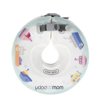 De witte Mambobaby™ Luxe nek zwemband met een vrolijk blauw bootjes-patroon. Deze niet-opblaasbare baby float voor 0-12 maanden is 100% onzinkbaar dankzij de Pearl-Foam™ kern en biedt maximale veiligheid met een dubbele gespsluiting.