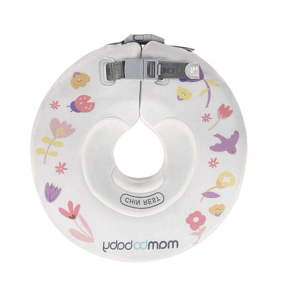 Close-up van de dubbele veiligheidsgespen met knopslot op de Mambobaby™ nek zwemband voor maximale zekerheid.