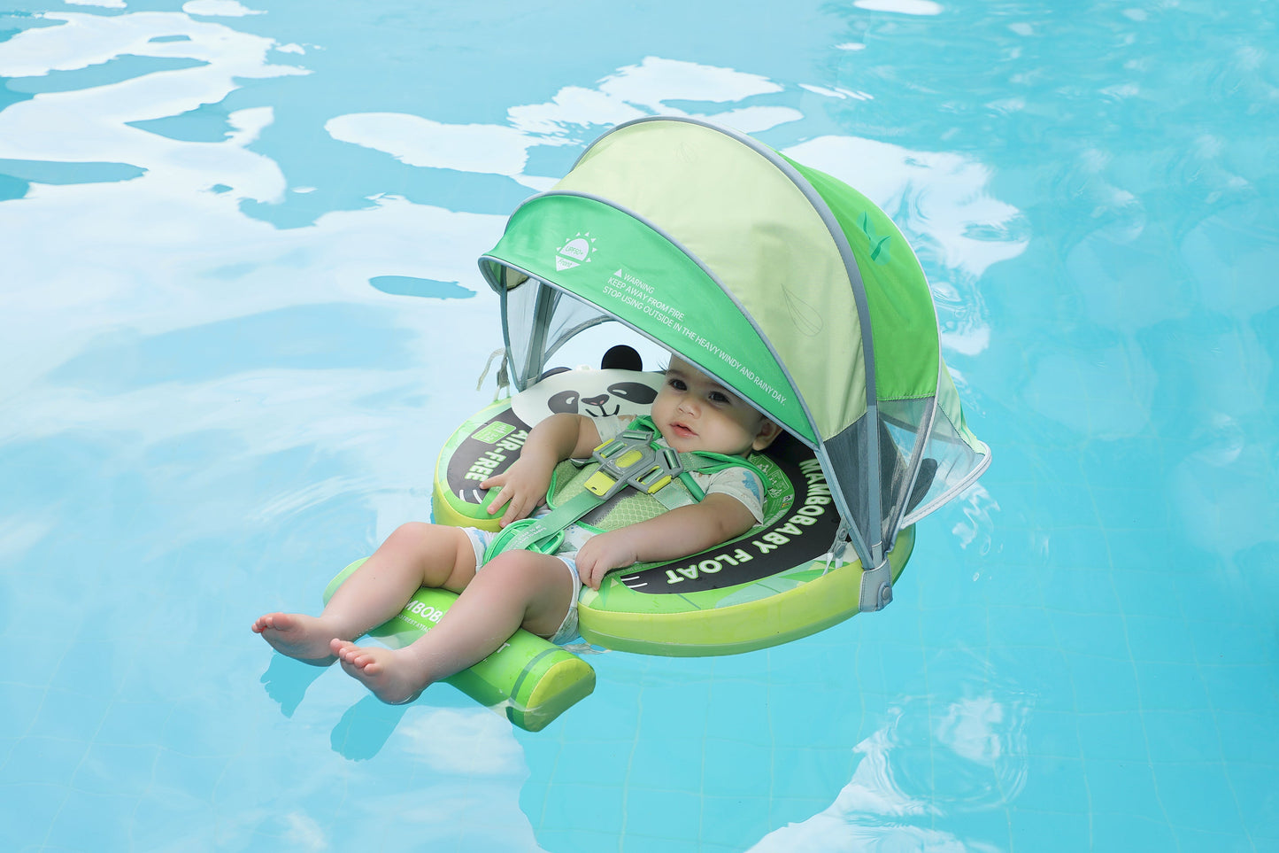 Blije baby lachend in Mambobaby Float Panda met Zonnescherm in zwembad
