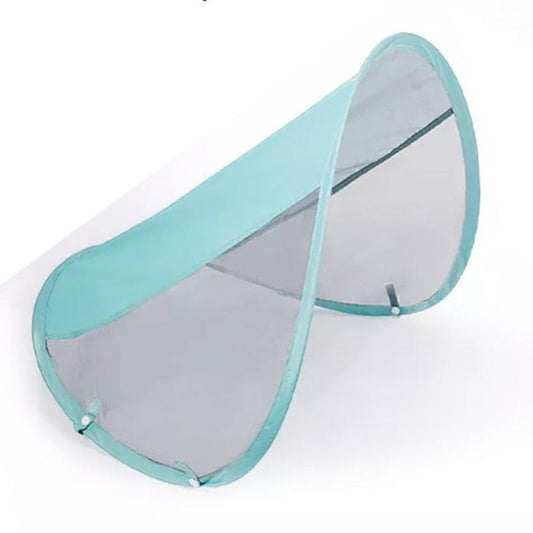 De lichtblauwe Mambobaby™ zonnekap met exclusieve UPF 50+ coating biedt maximale bescherming tegen 98% van de schadelijke UV-stralen. Deze afneembare canopy met ademend mesh houdt je baby koel en veilig in de schaduw tijdens het zwemmen. ☀️